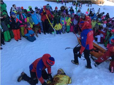 Übungen mit dem Verschütteten-Suchgerät gehören zur Bewusstseinsbildungskampagne "Ich habe Spaß, ganz sicher". Foto: LPA/Funktionsbereich Tourismus