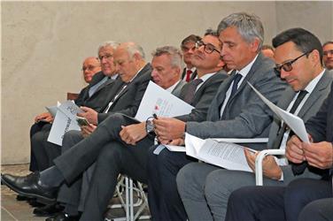 LR Tommasini, LR Daldoss und LH Kompatscher, Ltgs-Präs. Roberto Bizzo, Alt-LH Luis Durnwalder, Wernher Hoffmann und Heinz König (v.r.n.l.) bei der Festtagung (FOTO: LPA/Angelika Schrott)