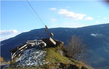 Luftfahrthindernisse - wie diese Materialseilbahn - müssen dem Amt für Forstplanung gemeldet werden, damit ein möglichst vollständiges Verzeichnis vorliegt und dadurch die Flugsicherheit erhöht wird. Foto: LPA/Amt Forstplanung