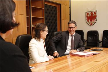 LH Kompatscher bei der heutigen Unterzeichnung des Übergabeprotokolls - Foto: LPA/mb