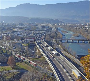 Um in Südtirol (im Bild Bozen) möglichst viel Verkehr von der Autobahn auf den Zug zu verlagern, gibt es eine Förderung für den Schienengüterverkehr (FOTO: LPA/Daniel Rabanser)
