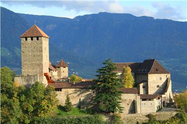 Zwei neue Forschungsbände dokumentieren die Baugeschichte von Schloss Tirol - Foto: LPA/Schloss Tirol