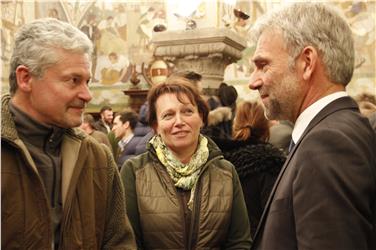 Gratulation zur bestandenen Jägerprüfung: Landesrat Schuler (re.) im Gespräch bei der Feierstunde für frisch diplomierte Jägerinnen und Jäger. Foto: LPA/Maja Clara