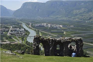 Spatium Etsch: Blick auf die Etsch von Castelfeder aus.