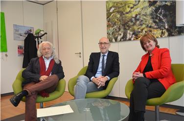 Im Gespräch mit Landesrätin Martha Stocker: Leopold Saltuari und Smania - Foto: LPA/Barbara Franzelin