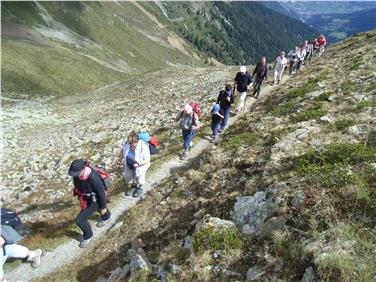 Zu den Aufgaben der Nationalpark Ranger gehört unter anderem die Führung der Nationalparkbesucher. Foto: Landesamt für den Nationalpark Stilfserjoch/Walter Theiner