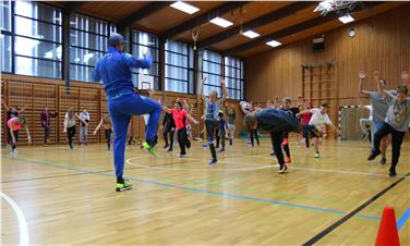 Snowboarder Roland Fischnaller in der Mittelschule Terlan: Er versuchte, die Freude an der Bewegung zu vermitteln - Foto: LPA