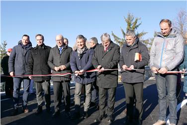 Haben heute die Straße symbolisch eröffnet (v.l.): die Gemeinderäte Andreas Jungmann, Thomas Schroffl, RD Valentino Pagani, BM Peter Brunner, LR Florian Mussner, Pfarrer Konrad Gasser und Gemeinderat Werner Prosch. Foto: LPA/rc