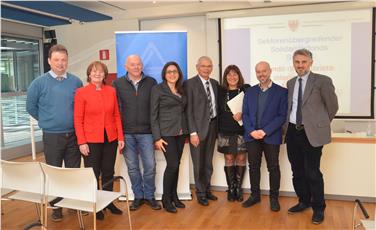 Diskutierten über den Solidaritätsfonds: Georg Ambach, Landesrätin Martha Stocker, Sieghart Flader, Francesca Perugini, Helmuth Sinn, Stefania Orlandi, Vincenzo Coccia und Claudio Floridda - Foto: LPA/Ulrike Griesser