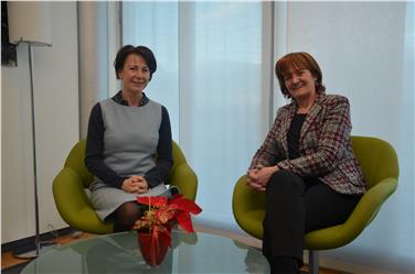Monica Oberrauch wurde zur Präsidentin der Südtiroler Ärztekammer gewählt, Landesrätin Martha Stocker freut sich über weibliche Unterstützung - Foto: LPA/Barbara Franzelin