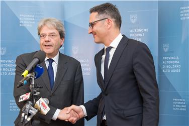 Weg frei für zwei Durchführungsbestimmungen: Ministerpräsident Gentiloni (li.) mit Landeshauptmann Kompatscher bei einem Treffen in Bozen. Foto: LPA/ohn