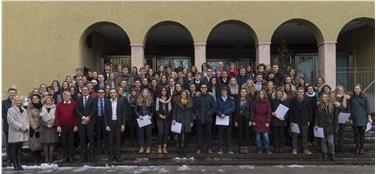 Die 134 jungen Südtiroler, die ihre Matura mit Bestnote abgeschlossen haben, nach der Ehrung. Foto:LPA/O. Seehauser