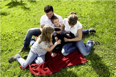 Ab dem 1. Jänner 2018 zahlt das Land neben dem Landesfamiliengeld auch das Kindergeld aus - Foto: LPA/Familienagentur