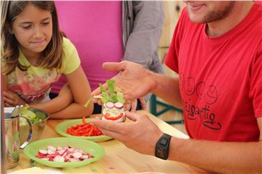 Auch Besuche von Schule am Bauernhof - im Bild am Haflingerhof in Jenesien - gehören zum Schulobst-Programm, dessen Ziel die Veränderung der Essgewohnheiten bei Kindern hin zu einer bewussten Ernährung ist. Foto: LPA/Maja Clara