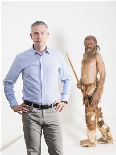 Der Fall Ötzi wurde kürzlich im Newyorker Harvard Club analysiert, im Bild der Fallanalytiker Horn von der Münchner Polizei - Foto: Archäologiemuseum