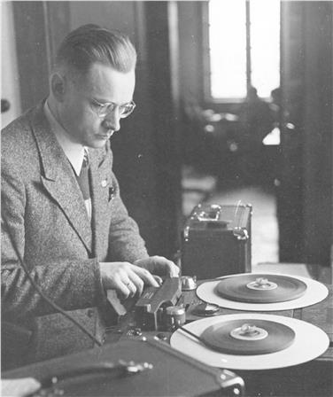 Der deutsche Musikwissenschaftler Alfred Quellmalz (1899-1979) nahm in den Jahren 1940 - 42 in Südtirol - im Zuge der Option - an die 700 Instrumentalstücke und rund 1700 Lieder auf Tonband auf. Foto: Archiv Quellmalz