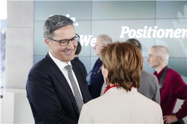 Treffen der westlichen Bundesländer in Wien: LH Arno Kompatscher im Gespräch mit der Salzburger Landtagspräsidentin Brigitta Pallauf. Foto: LPA/Dominik Holzer