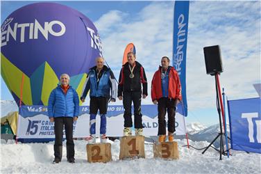 Agenturdirektor Pollinger (li.) freut sich über den Sieg der Südtiroler Athleten: Auf Platz 1 Paul Perkmann, auf Platz 2 Wilfried Obex. Foto: Agentur für Bevölkerungsschutz/Gisela Gruber