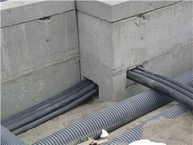Die Mikrorohre für die Glasfaserkabel werden meist in schon bestehenden Rohrleitungen untergebracht. Foto: LPA/Amt für Infrafrastrukturen für die Telekommunikation