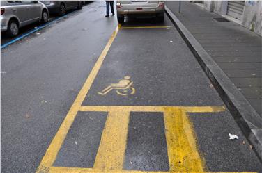 Der Invalidenparkschein berechtigt dazu, auf dafür ausgezeichneten Autoabstellplätzen gebührenfrei zu parken und Straßen mit eingeschränktem Verkehr zu benutzen. Foto: Simone Ramella – CCY 2.0