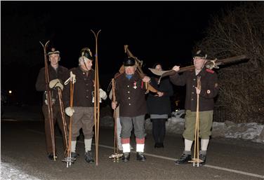 Beim festlichen Einzug wurde auch historische Bekleidung der Freiwilligen Feuerwehren zur Schau gestellt. Foto: FF Seis