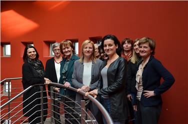 v.r. Landesrätin Sara Ferrari, Landesrätin Martha Stocker und die Leiterin des Frauenreferats Tirol, Elisabeth Stögerer Schwarz, mit den Mitarbeiterinnen der Frauenbüros und des Euregio-Büros beim heutigen Treffen - Foto: LPA/Bar