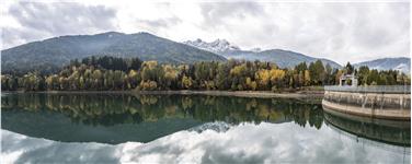 Für das Kraftwerk Bruneck sieht der Dreijahresplan 2018-2020 Umweltgelder in Höhe von 2,8 Millionen Euro vor. Im Bild der Stausee in Welsberg, von dem das Kraftwerk gespeist wird. Foto: Alperia