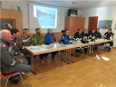 Pressekonferenz in der Zivilschutz-Gemeindeleitstelle in der Feuerwehrhalle Graun: Landeshauptmann Kompatscher (5.v.re.), Bevölkerungsschutz-Chef Pollinger (5.v.li.), Regierungskommissär Cusumano (4.v.re.). Foto: LPA