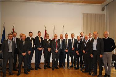 Agrarpolitische Themen vertieften in Brüssel Landesrat Schuler (7.v.re.) und sein Trentiner Amtskollege Dallapiccola (5.v.li.) mit einer Delegation aus der Region Trentino-Südtirol, unter ihnen Abteilungsdirektor Pazeller (2.v.re.). Foto: LPA