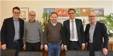 LR Richard Theiner mit Vizedirektor Armin Gasser (2.v.l.) und den Vertretern aus Ostbelgien: Luc Frank (Mi.), Jean-Claude Franken, Fraktionssekretär der Christlich Sozialen Partei (r.), und Assistent Frederik Wiesen. Foto: LPA/Rabensteiner