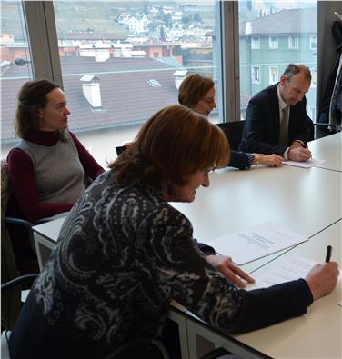 Unterzeichneten ein neues Einvernehmensprotokoll: Martha Stocker, Benno Baumgartner, Michela Trentini, Michela De Santi und Silvia Cristina Zangrando - Foto: LPA/Ulrike Griesser