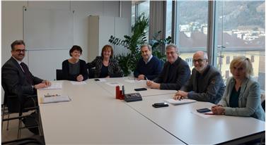 Diskutierten über die Umsetzung der Patientenverfügung: Ressortdirektor Mayr, Landesrätin Stocker, Primar Heidegger, Generaldirektor Schael, Sanitätsdirektor Lanthaler und Pflegedirektorin Siller - Foto: LPA