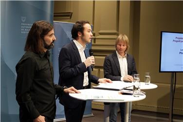 Stellten die Projekte zur Gewaltprävention gemeinsam vor: Landesrat Philipp Achammer und Lukas Schwienbacher sowie Peter Koler vom Forum Prävention - Foto: LPA/Ingo Dejaco