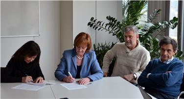Unterzeichneten die Einigung auf die Details der Gruppenmedizin: Landesrätin Martha Stocker und die Vertreter der Gewerkschaften - Foto: LPA/Ulrike Griesser