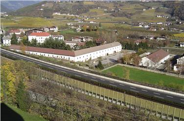 Ein Teil des 4,5 Hektar großen Areals der Verdone-Kaserne in Vahrn - der weiße längliche Bau ist ein Teil der Kaserne. Foto: LPA/Gemeinde Vahrn