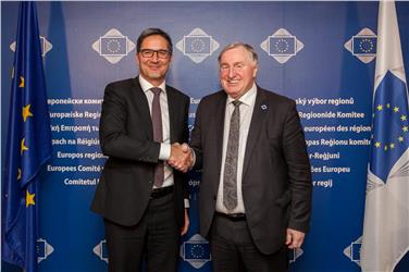 LH Kompatscher mit dem AdR-Präsidenten Lambertz heute in Brüssel - Foto: EU-Medienservice/Giedre Daugelaite