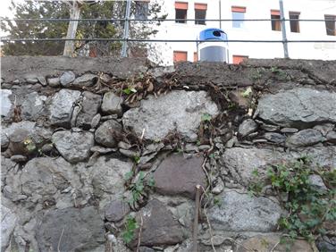Uferpflegearbeiten sind ein wesentlicher Teil des Hochwasserschutzes; das Bild zeigt einen Abschnitt der Mauer entlang der Passer in Meran. LPA/Amt für Wildbach- und Lawinenverbauung West