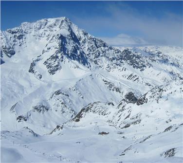 Mit einer skitechnischen Verbindung zwischen den einzelnen Gebieten Madritsch, Kanzel und Langenstein wird die "Ortler Ronda" vervollständigt. Hier die Ortlergruppe und die Skiarea Madritsch (Foto: LPA/Daniel Rabanser)