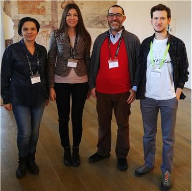 Im Gespräch über die Wikipedia Ladina: Valeria Framondino, Susy Rottonara, Matteo Ruffoni und Cristian Cenc (FOTO: LPA/Landesabteilung Ladinische Schule und Kultur)