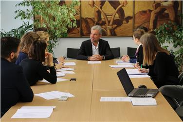 Themen wie Bioanbau und Grünflächen hat Landesrat Schuler mit Vertreterinnen und Vertretern des Jugendparlaments der Alpenkonvention vertieft.