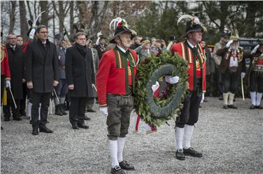 Kranzniederlegung vor dem Andreas-Hofer-Denkmal am Bergisel - Foto: Land Tirol/Charly Lair