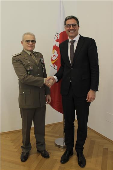 Landeshauptmann Kompatscher mit dem neuen Alpini-Kommandanten Claudio Berto - Foto: LPA/mb