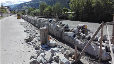 Das Amt für Wildbach- und Lawinenverbauung West hat die Arbeiten am Hochwasserschutz für Laas wieder aufgenommen; im Bild Arbeiten während des zweiten Bauloses. Foto: LPA/Amt für Wildbach- und Lawinenverbauung West