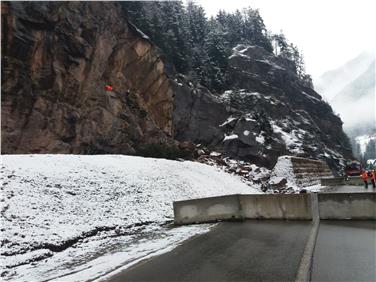 Steinschlag auf der Grödner Staatsstraße in der Nähe von Runggaditsch (FOTO: LPA/Landesabteilung Straßendienst)