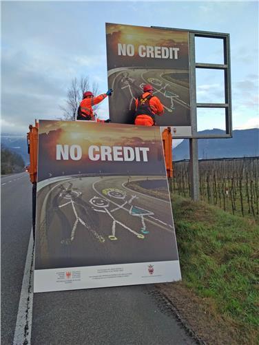 Die neuen Plakate zu „No Credit“ werden nun landesweit an viel befahrenen Straßenabschnitten angebracht (FOTO: LPA/Paolo Fedre)