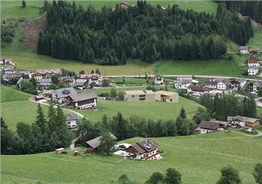 Zersiedelung eindämmen - das ist eines der Ziele des Gesetzentwurfs Raum und Landschaft, über dessen Verabschiedung durch den Gesetzgebungsausschuss sich der zuständige Landesrat freut - Foto: LPA