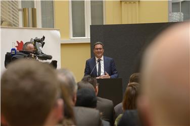 Gemeinsames Bauen am Haus Europa: Landeshauptmann und EVTZ-Präsident Kompatscher bei der Eröffnung der Tagung über die Rolle der Gemeinden in der Europaregion Tirol-Südtirol-Trentino im Innenhof des Palais Widmann in Bozen. Foto: LPA/