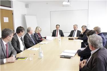 (v.li.) EU-Parlamentarier Dorfmann, SBB-Obmann Tiefenthaler, Abg. Plangger, Senatorin Unterberger, LR Theiner, LR Schuler, AD Spagnolli, Bring-Obmann Gasser, Jagdverband-Direktionsassistent Terzer, Jagdverband-Geschäftsführer Auckenthaler. mac