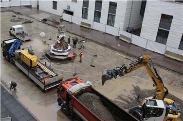 Der "eingepackte" Laurin-Brunnen - Foto: LPA/mb