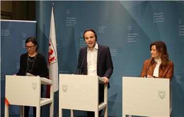 Landeskindergartendirektorin Christa Messner, Landesrat Philipp Achammer und Landesschuldirektorin Sigrun Falkensteiner bei der heutigen Pressekonferenz - Foto: LPA/Ingo Dejaco